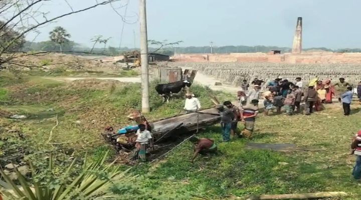 গরুবোঝাই ভ্যান খাদে পড়ে চালক নিহত